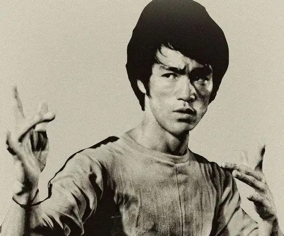 李小龙在1秒钟内可以打出9拳;他的寸拳最高记录可以把一个150斤的壮汉