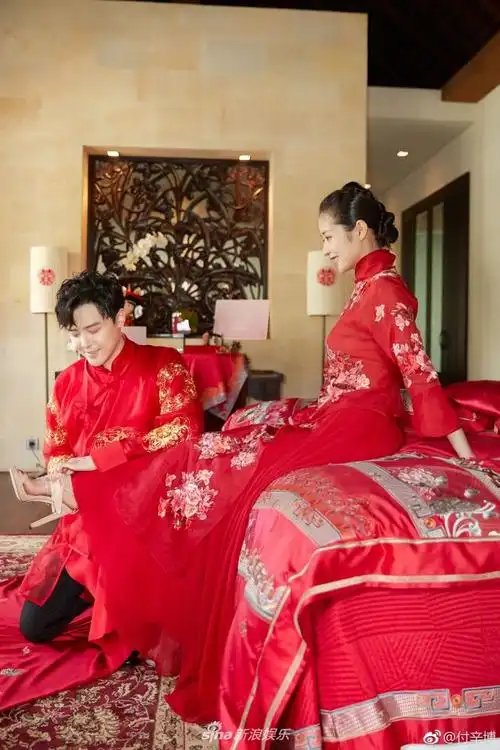 付辛博接亲环节身着红色礼服为爱妻穿鞋 : 5月15日