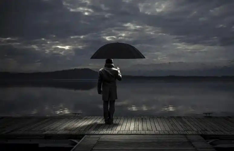 孤单寂寞图片大全,沉默男人伤感背影图片