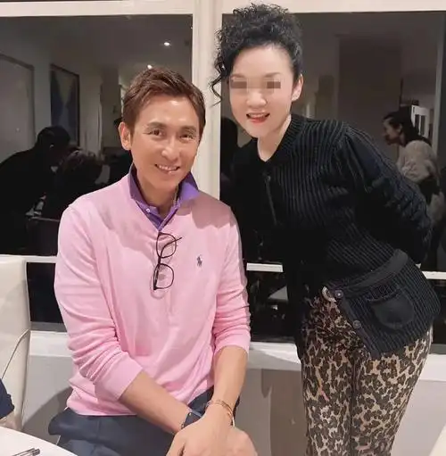 马德钟携妻子远赴澳洲参加儿子大学毕业礼餐厅吃火锅被偶遇