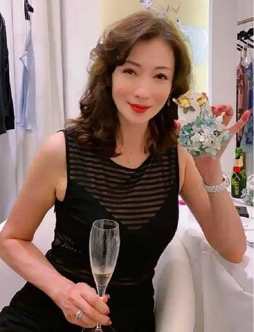 50岁温翠苹曝恋情!与中年男性甜蜜约会同回住宅,曾2嫁国外有1女