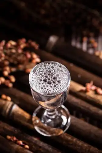酒杯里的白酒酒花 白酒