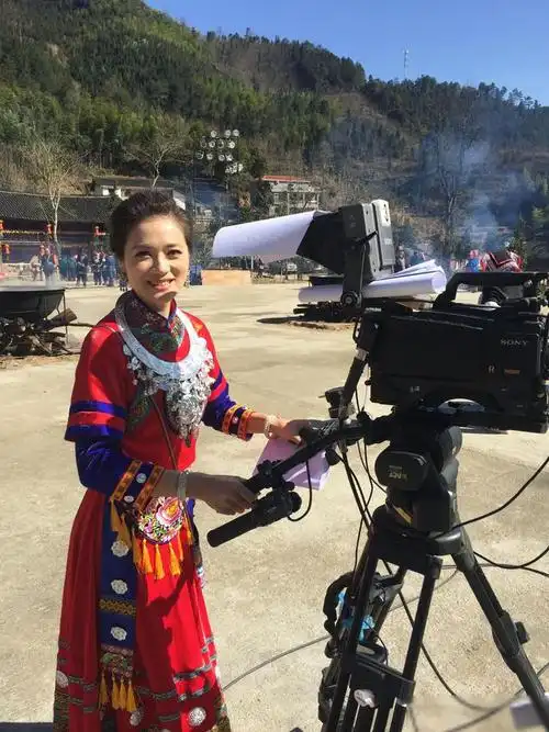 央视主播董丽萍近照曝光她是高颜值学霸如今41岁了依然单身