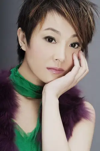 主持人简介   12岁时韦嘉第一次登台   1997年韦嘉出版发行首张个怂