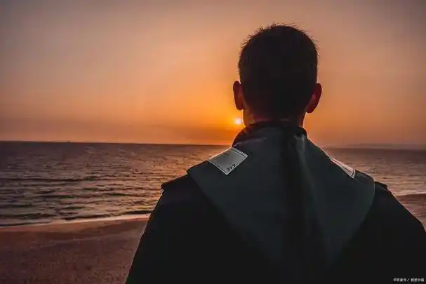 在这个世界上,男人被期待着坚强,他们在沉默中承受着压力,紧握着拳头