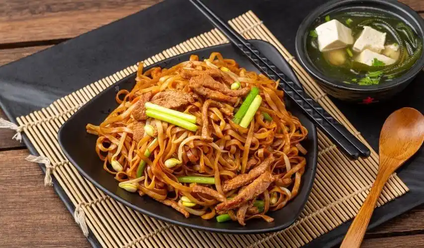 河南蒸卤面配上一瓣蒜一碗鸡蛋汤满满的家的味道