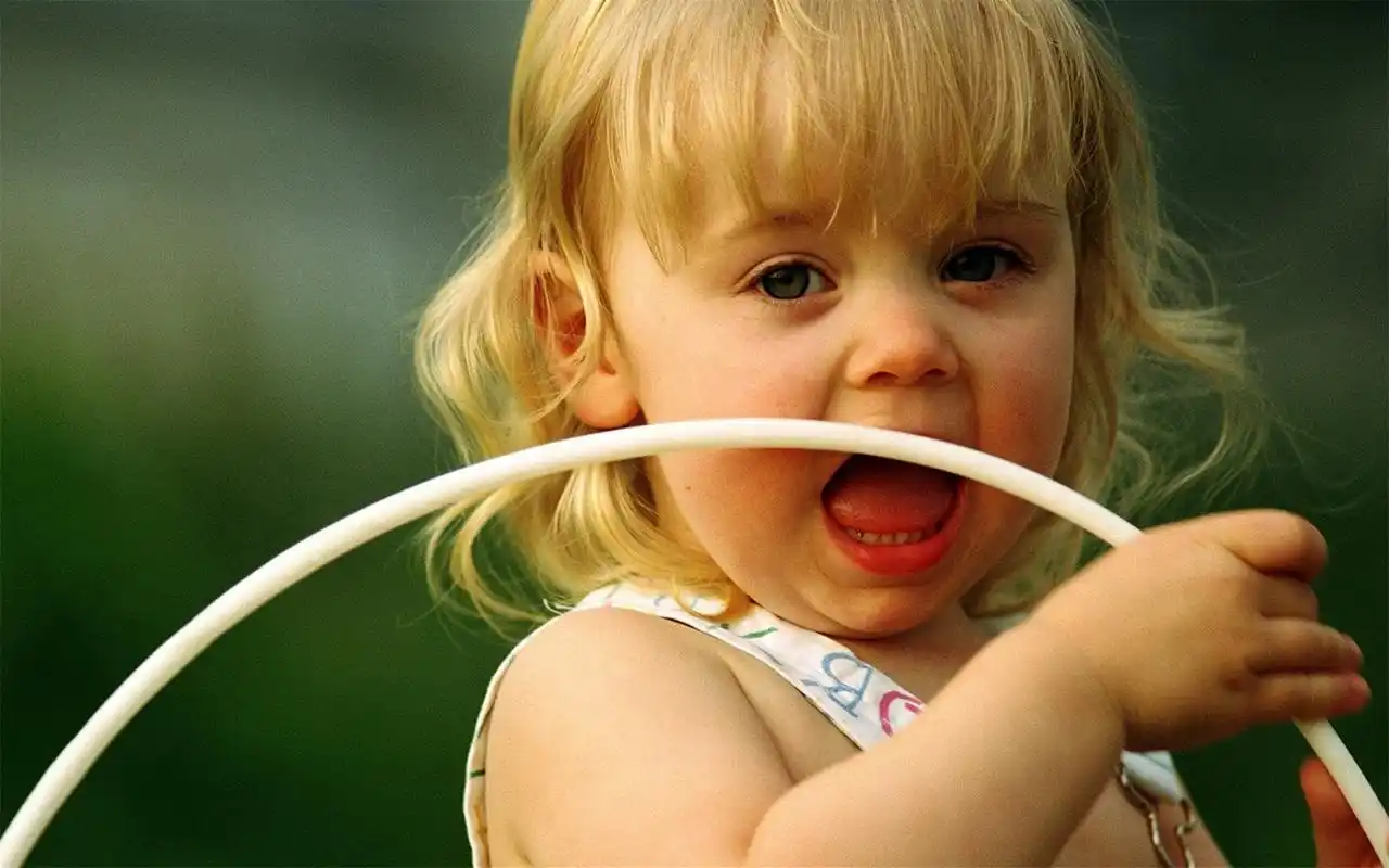 欧美非主流唯美意境可爱小女孩高清桌面壁纸(2)