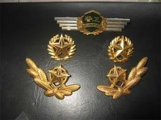 换发07式军服后,武警学员佩戴什么样的领花?