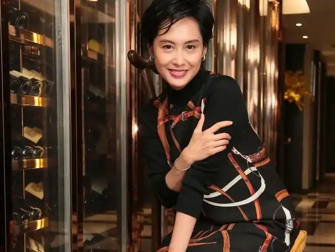 朱茵大家都很熟悉,是香港著名的演员,尤其是《大话西游》中的紫霞仙子