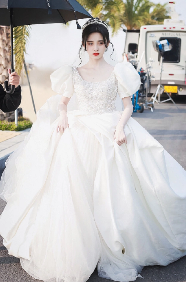 鞠婧祎婚纱照被疯传当她被镜头怼脸拍怎一个美字了得