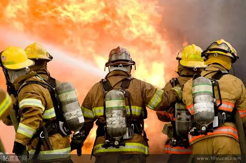 正在灭火的消防队员高清摄影图片