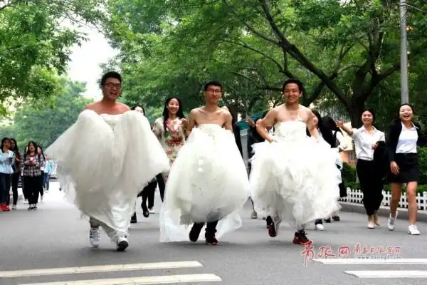 "最美新娘"!青大男生穿婚纱拍毕业照