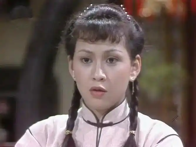 周润发60岁前妻近照穿大妈装仍气质出众曾坦言与尔冬升最般配