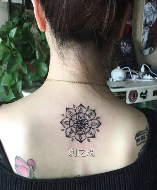 曼陀罗纹身图片_成品颈部欧美清新图腾原创纹身图案