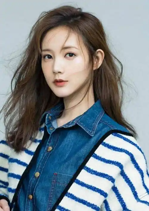 李一桐笑起来真甜,连体牛仔裤搭配海魂针织衫,一整个美到飞起_条纹