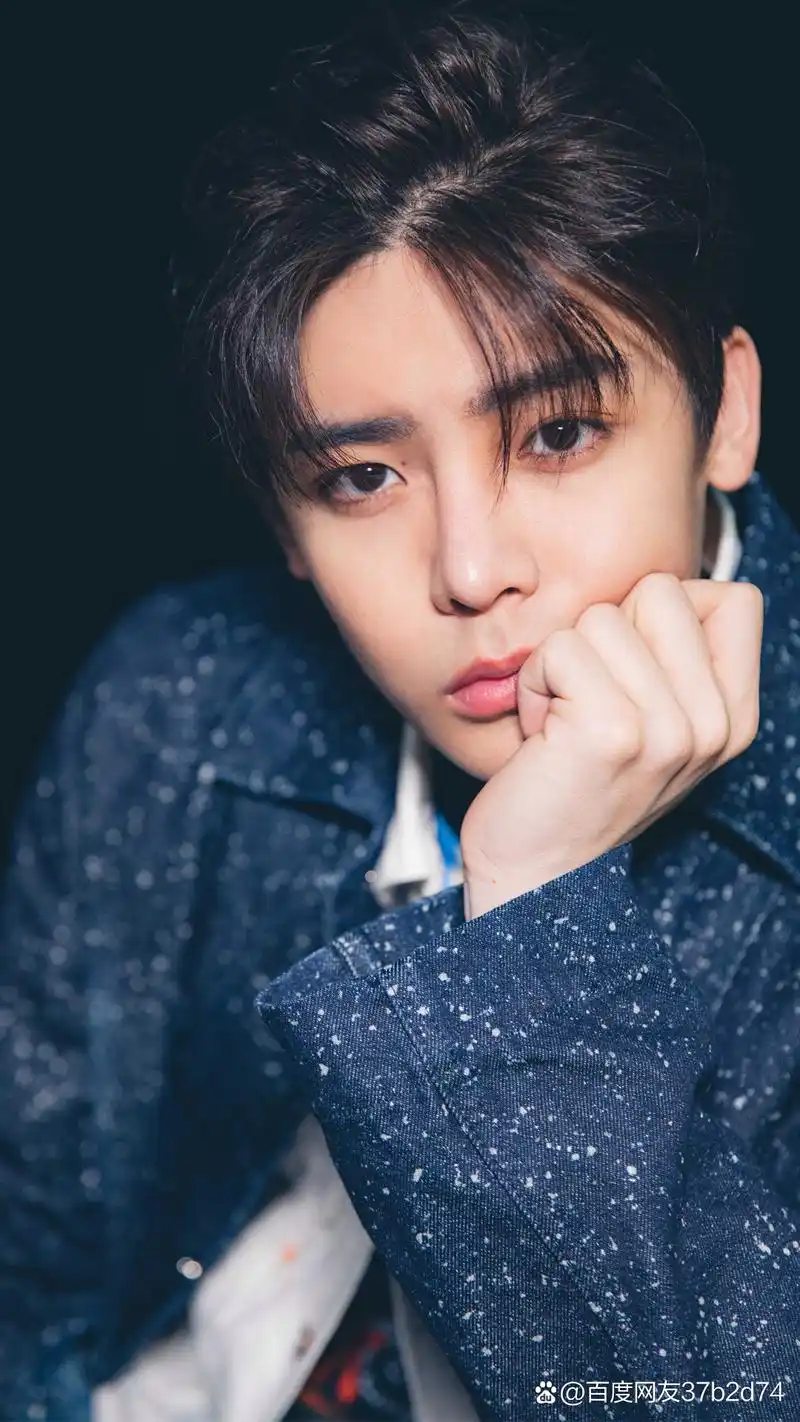 侯明昊的女朋友藏在他的工作团队里,两人不怕被拍到. 2.