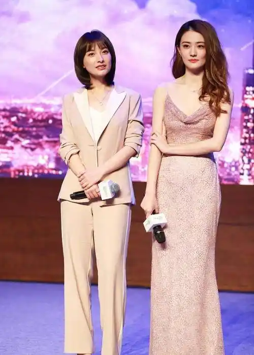 不愧是当过兵的人,徐璐和吴昕站在一起,气场就是不同_粉色_服装_展示