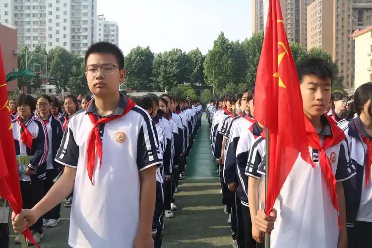 临沂第十一中学举行"阳光心理 健康人生"主题升旗仪式