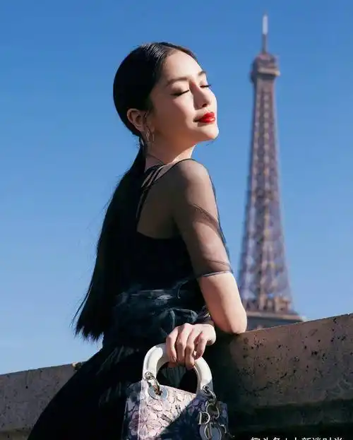 杨颖这身材也是厉害这么紧的连衣裙还要硬穿蝴蝶背太惊艳