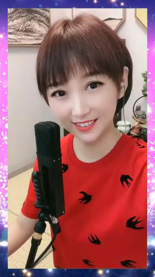 太喜欢看梁红姐姐唱歌了,笑起来的样子真迷人,歌还唱的这么好听!