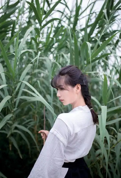 古风少女眼神犀利潇洒写真