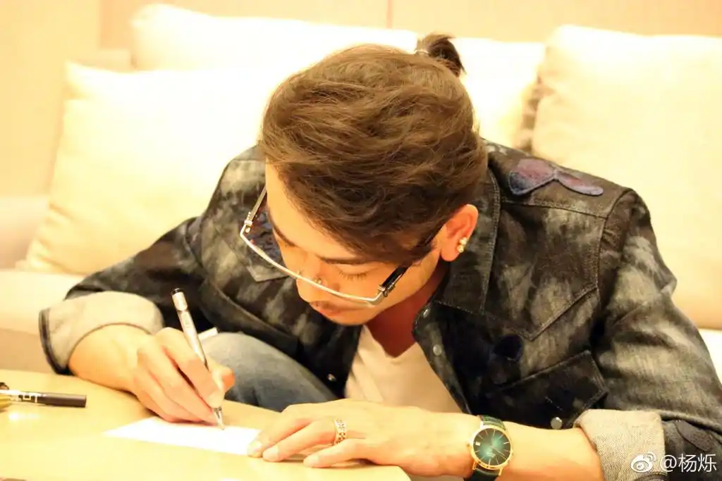 35岁的杨烁华丽转变摇滚风格,风流倜傥,网友:怎么感觉老了呢?
