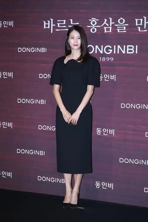 韩佳人现身品牌站台 气质出众尽显成熟魅力