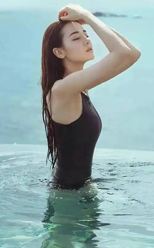 迪丽热巴海边性感泳装,让人心动!_照片_穿着_网友