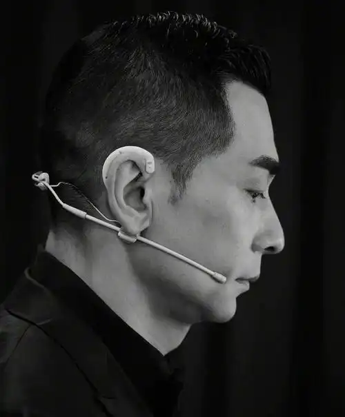 赵文卓:娶小8岁东北女孩,婚后连生3胎,一家五口其乐融融