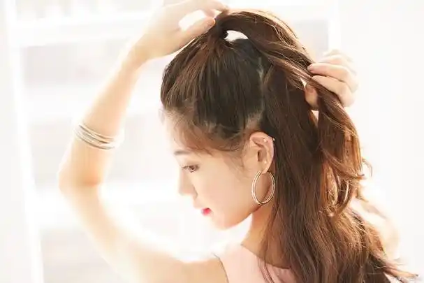 丸子头是一种流行发型,可以通过多种方式扎出.