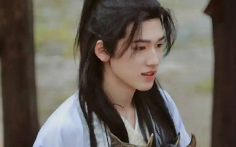 宋亚轩本就非常的帅气可当他搞起古装扮相时更是显得非常俊美