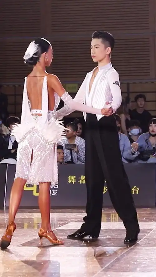 王崇墨李茉晗墨墨的深情凝视都把茉晗盯的害羞了这眼神谁顶的住哈哈哈