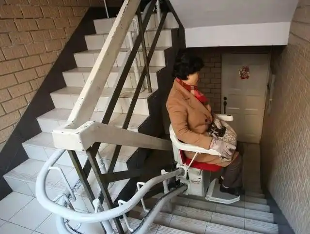 试试这种楼道电梯,老人上下楼超轻松