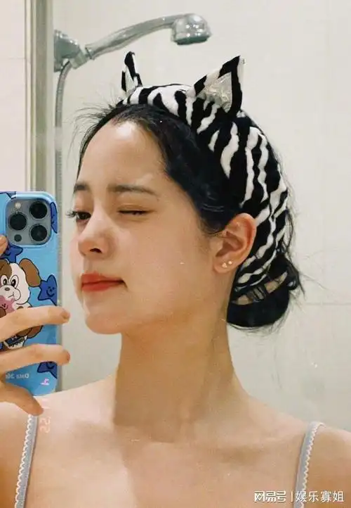欧阳娜娜发文告别四月浴室对镜自拍好元气好可爱新的头像get