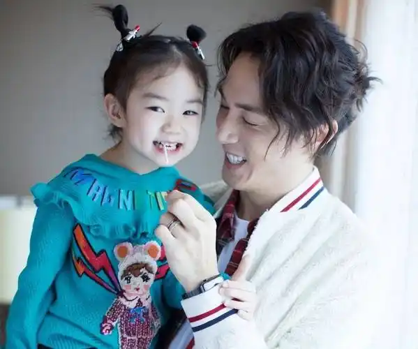 1岁儿子撞脸蜡笔小新,9岁女儿不怕冷穿吊带裙_陈小春_李承铉_孩子