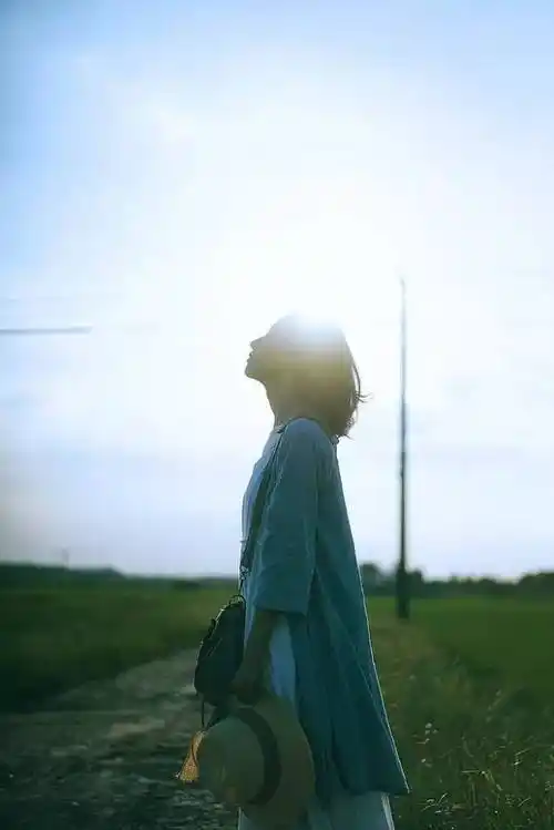 再就是侧影或背影还有回眸一笑躺水里还能给人不一样的感觉再就是直接