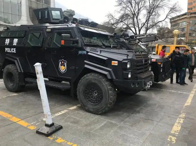 特警支队更换装甲车围栏确保装备状态良好