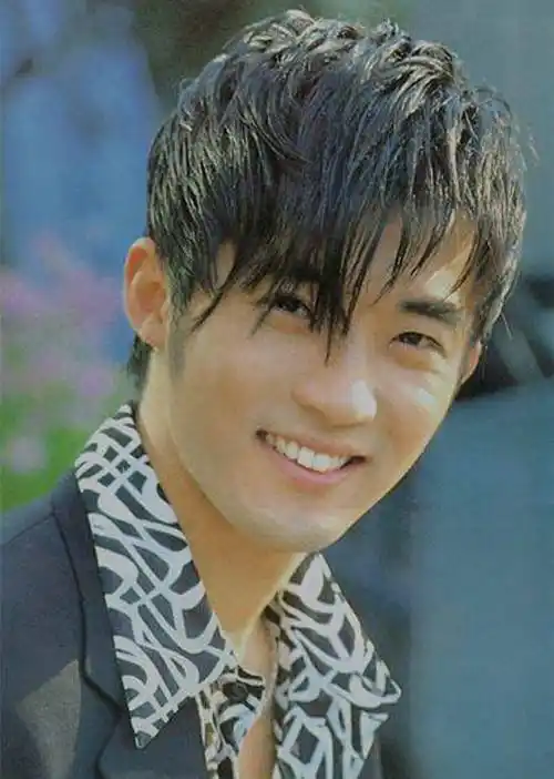 52岁韩流鼻祖安在旭晒全家福庆结婚8周年,一儿一女长得都像妈妈