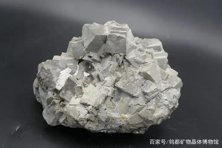 水晶 名称:砷黄铁矿;俗名:毒砂 成分:硫砷化物矿物 莫氏硬度:是5
