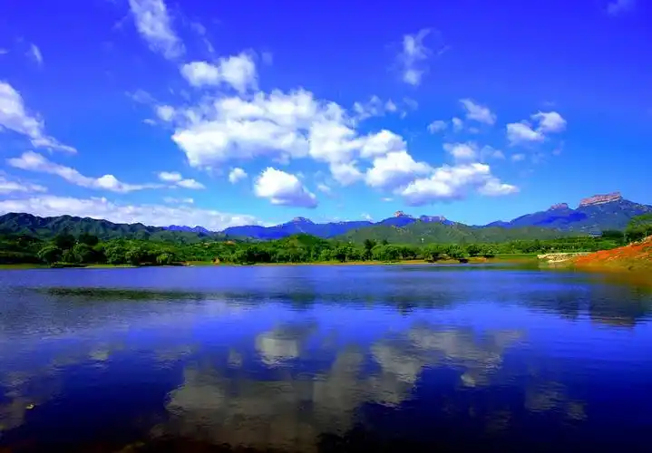 蓝天白云,青山绿水!