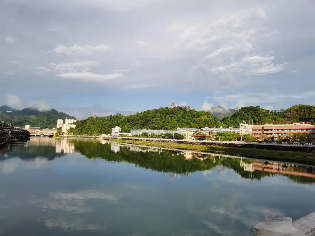 在福建省龙岩市的永定县,风景如画的自然景色常常吸引着无数游客前来