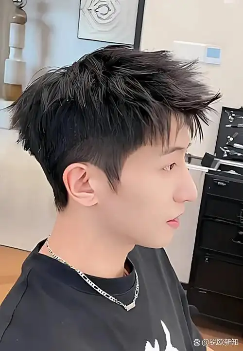 男士凌乱前刺发型,能轻松打造出自然舒适的发型,让你时刻保持精致