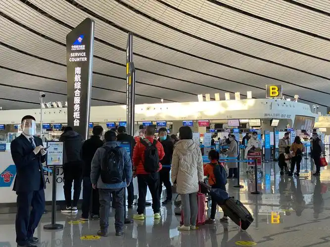 在常态化防疫方面,大兴机场持续强化值机区,登机口,行李提取厅等旅客