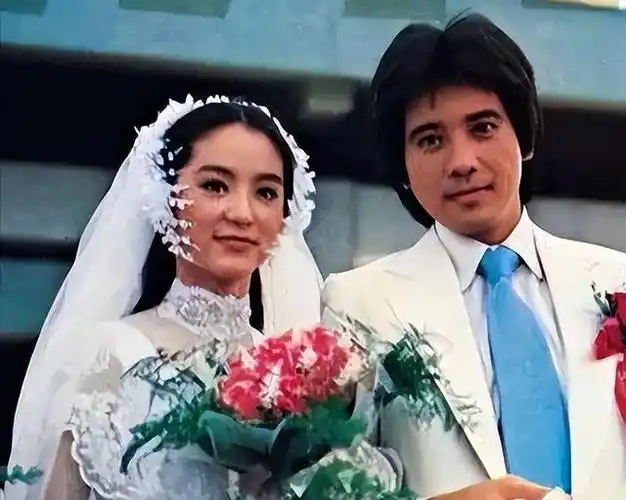 年仅18岁的林青霞,对那位年长她8岁,已有家室且育有两子的秦汉,心生