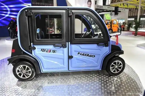 电动车是指最高时速不超过50公里/小时的电动车辆,车身装备四个轮子