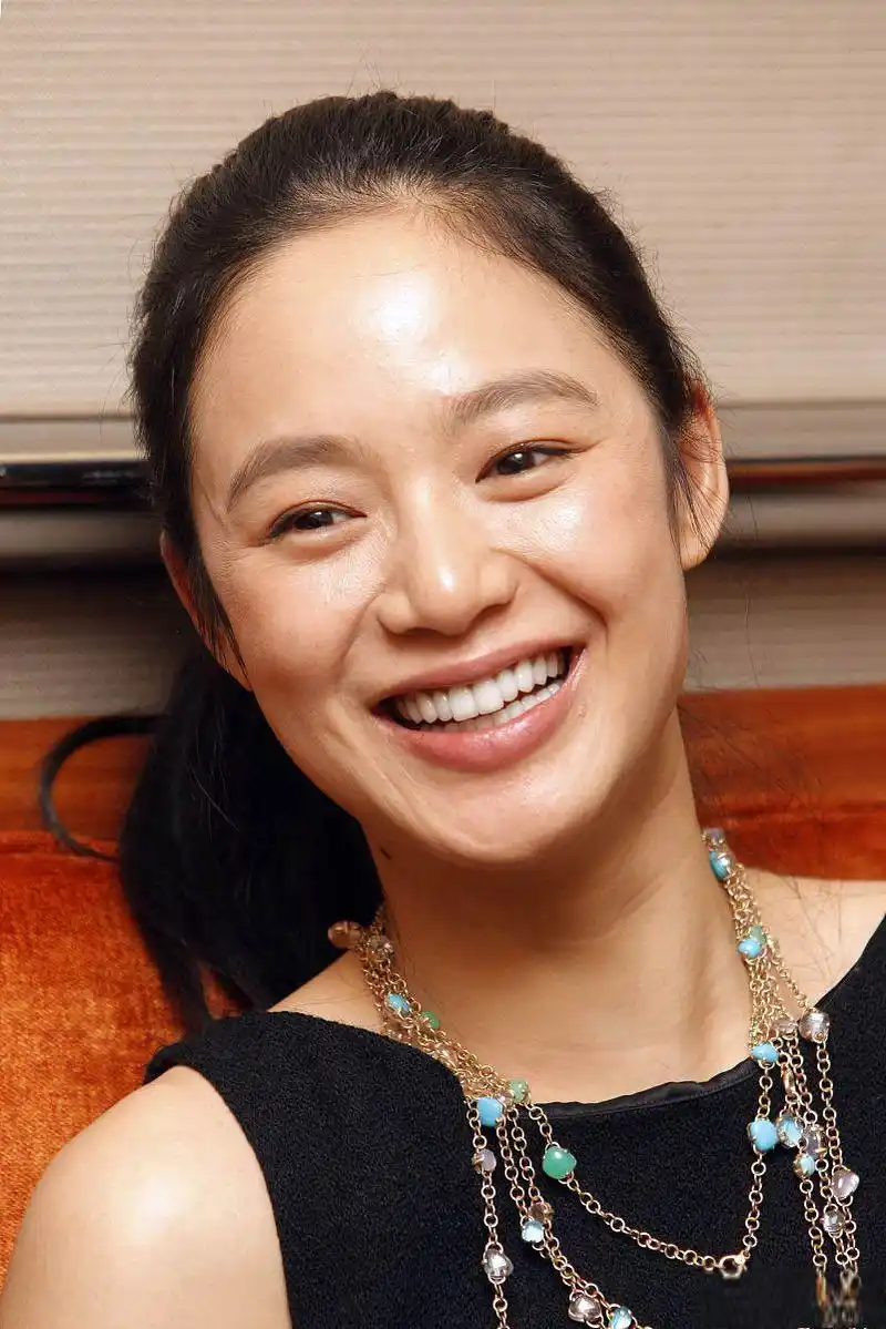 周韵:穿衣大方洋气,太气质 周韵作为一位耐看的女性,她的魅力不仅体现