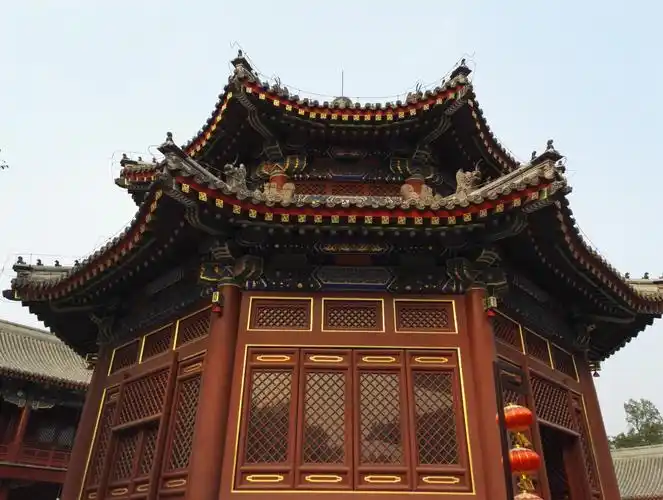 身为清代著名的皇家园林,圆明园的建筑古色古香,让人跨越历史的长河