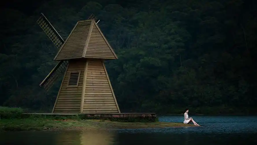 等待 河畔,风车,唯美美女风景摄影壁纸