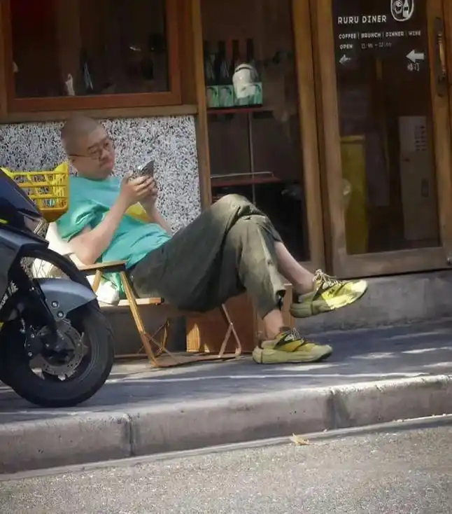 36岁李诞在上海,骑共享单车,在街边躺着玩手机,不用上班好悠闲