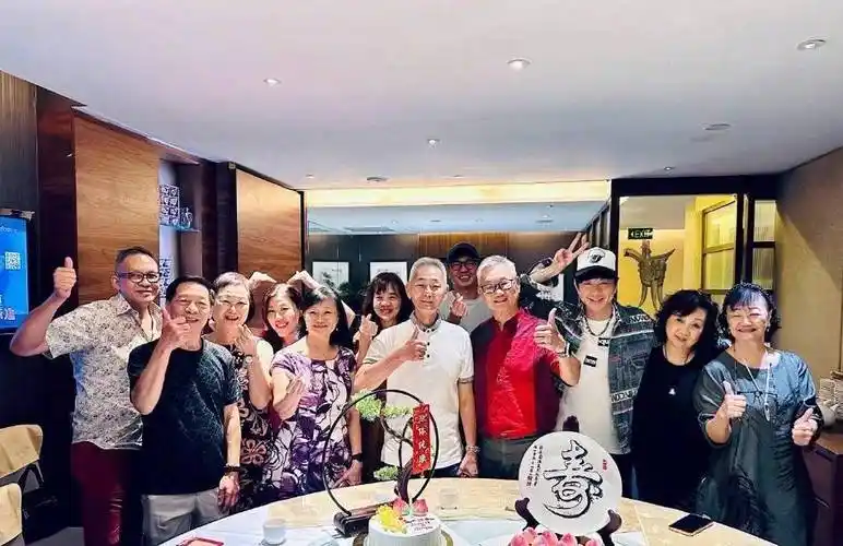 1月20日,华语乐坛天王林俊杰在社交平台上晒出了一组与父亲的合照,为